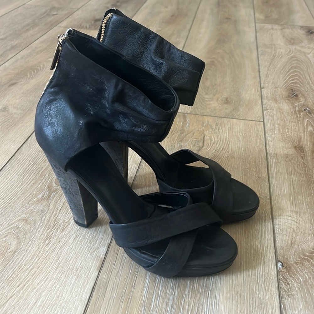 Sz 38 Vero Cuoio Italian Charcoal Black Leather Heels w/ Zipper Back Closure